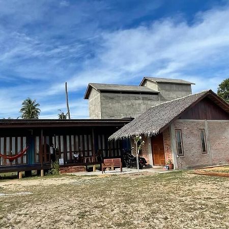 Rembulan Escape - The Container House Villa Kampung Penarik ภายนอก รูปภาพ