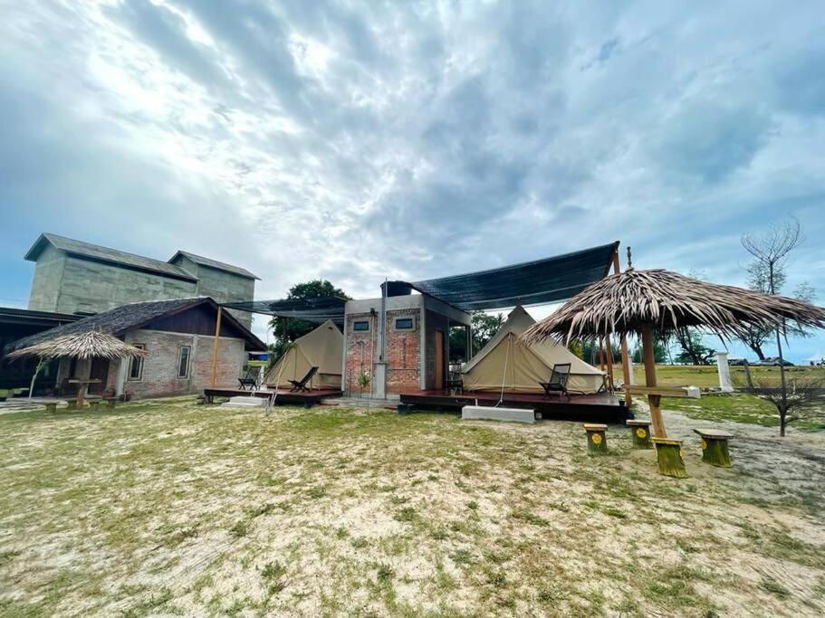 Rembulan Escape - The Container House Villa Kampung Penarik ภายนอก รูปภาพ