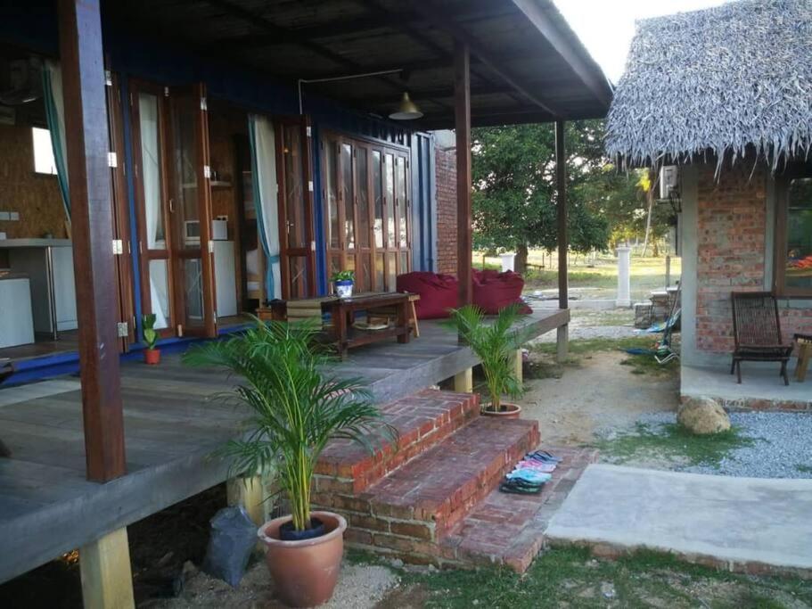 Rembulan Escape - The Container House Villa Kampung Penarik ภายนอก รูปภาพ